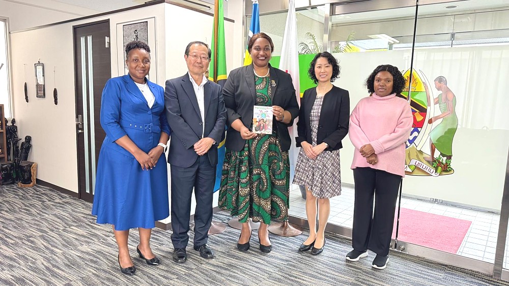 Maafisa Ubalozi kwenye picha ya pamoja na Ujumbe kutoka Asasi ya Children Meet Countries (CMC) yenye makao makuu jijini Tokyo