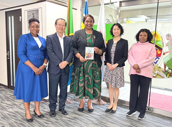 Maafisa Ubalozi kwenye picha ya pamoja na Ujumbe kutoka Asasi ya Children Meet Countries (CMC) yenye makao makuu jijini Tokyo