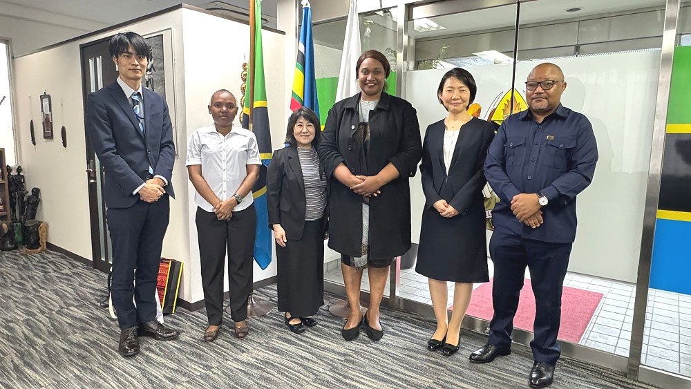 Maafisa Ubalozi kwenye picha ya pamoja na Ujumbe wa wawakilishi watatu kutoka Yokohama, ulioongozwa na Mkurugenzi wa Ushirikiano wa Kimataifa wa jiji hilo