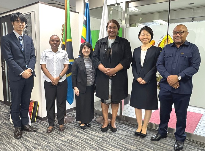 Maafisa Ubalozi kwenye picha ya pamoja na Ujumbe wa wawakilishi watatu kutoka Yokohama, ulioongozwa na Mkurugenzi wa Ushirikiano wa Kimataifa wa jiji hilo