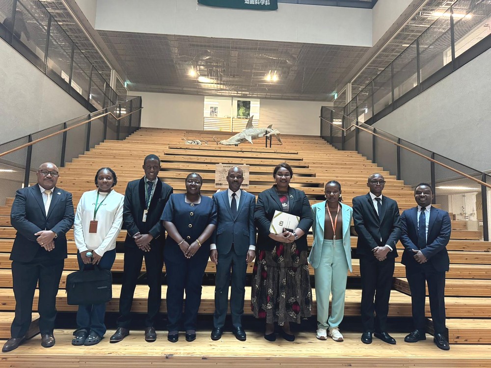 Balozi Anderson Mutatembwa kwenye picha ya pamoja na wanafunzi wanaosoma Tokyo University of Agriculture (Tokyo NODAI)