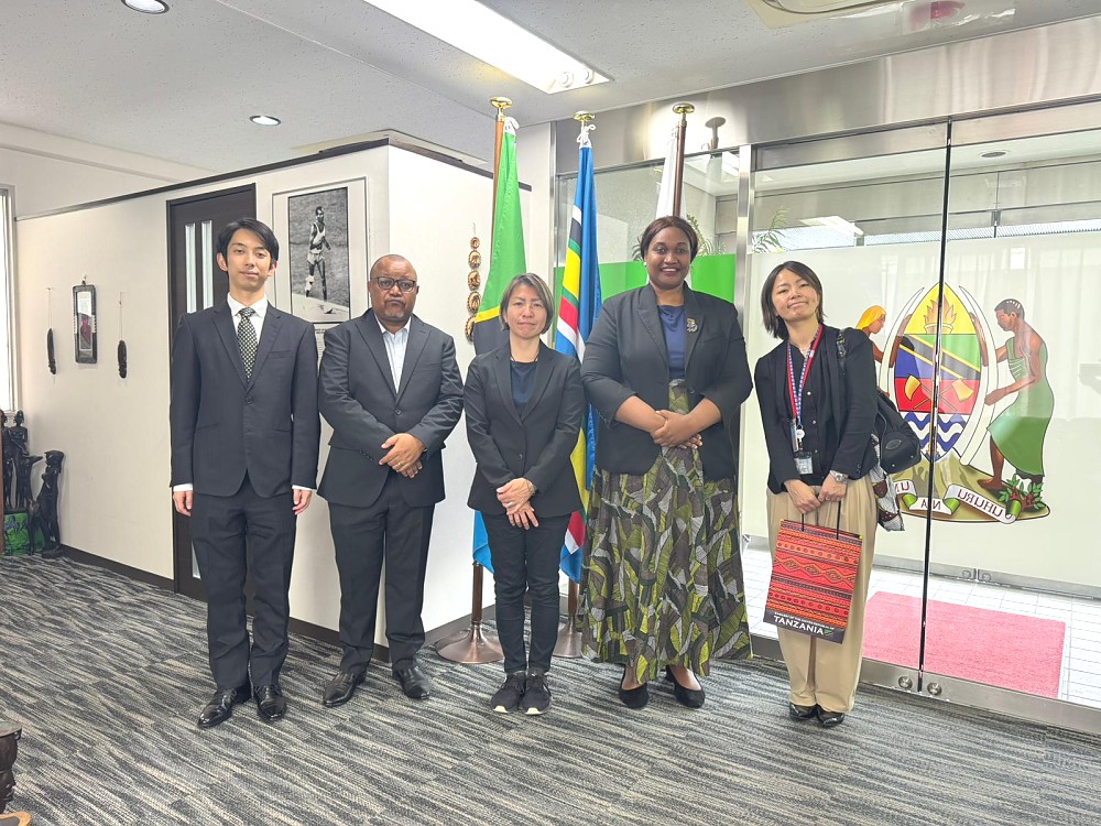 Maafisa Ubalozi kwenye picha ya pamoja na wawakilishi wa Shirika la Maendeleo la Kimataifa la Japan (JICA)