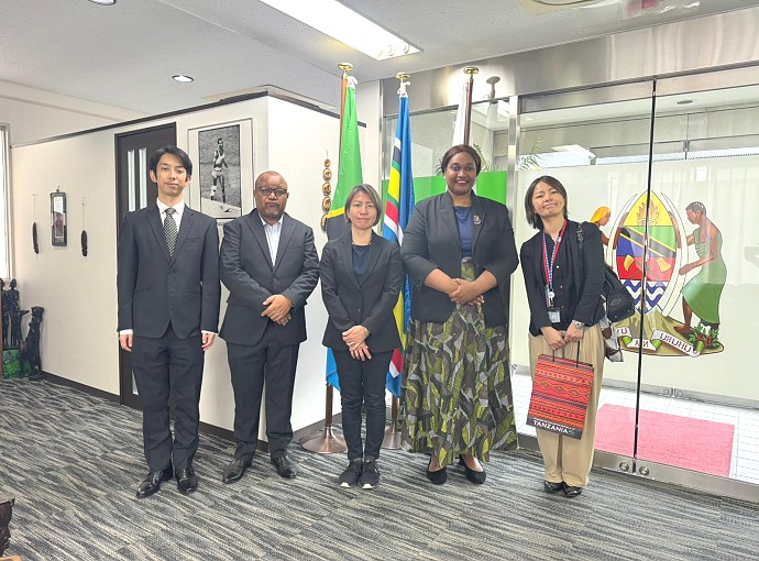 Maafisa Ubalozi kwenye picha ya pamoja na wawakilishi wa Shirika la Maendeleo la Kimataifa la Japan (JICA)