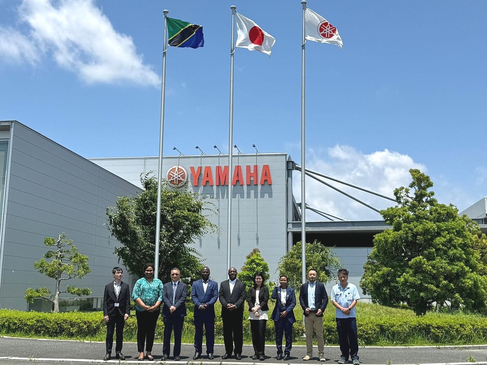 Picha ya pamoja na wawakilishi wa Kampuni ya YAMAHA kwenye Makao Makuu ya Kampuni hiyo, jijini Hamamatsu, Shizouka, tarehe 4 Juni 2024.