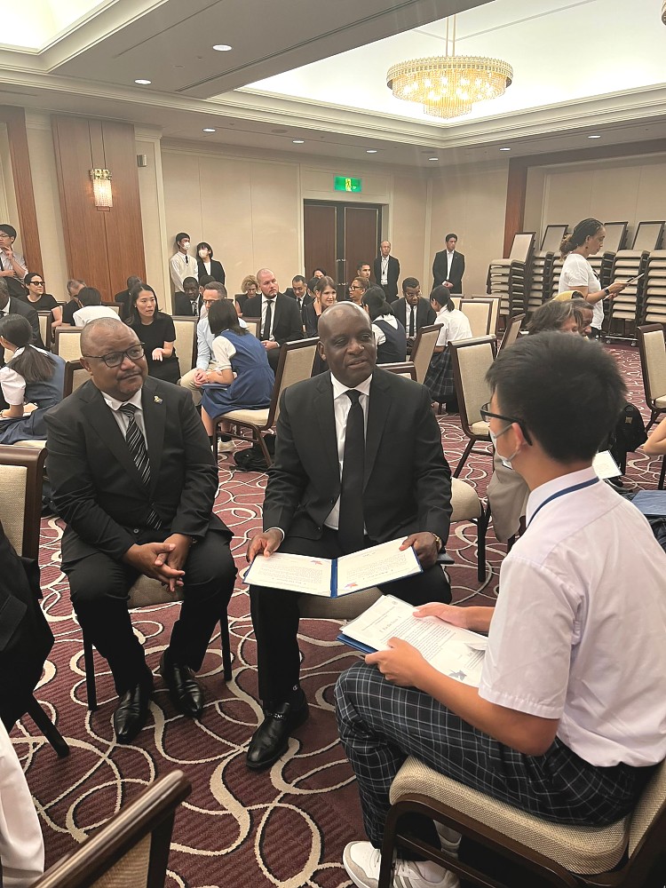 Mheshimiwa Balozi Luvanda akiwasikiliza na kujadiliana na wanafunzi wa shule waliowasilisha ujumbe wa amani Duniani ikiwa ni sehemu ya Kumbukizi hiyo.