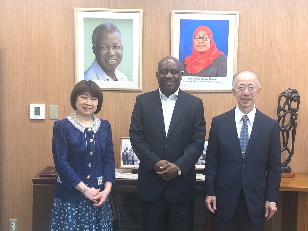 H.E. Ambassador Baraka Luvanda in a photo with Dr. Kazusue Konoike, The Consul of Tanzania in Osaka. On the right is the spouse of Dr. Konoike.