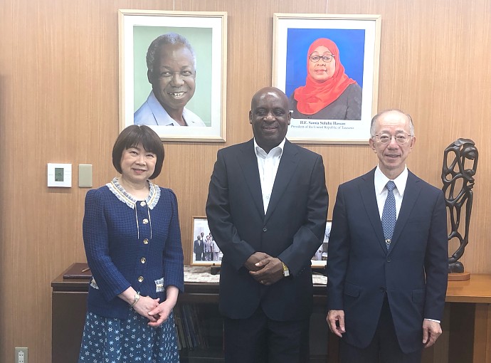 H.E. Ambassador Baraka Luvanda in a photo with Dr. Kazusue Konoike, The Consul of Tanzania in Osaka. On the right is the spouse of Dr. Konoike.