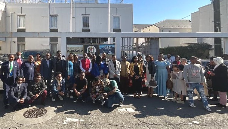 Mhe. Balozi Baraka Luvanda kwenye picha ya pamoja na baadhi ya Watanzania (Diaspora) walioko nchini Japan (Tanzanite Society) mara baada ya kuhitimisha mazungumzo.