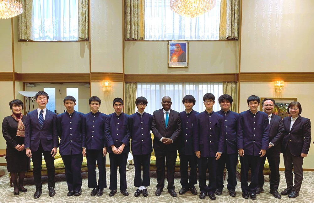 H.E. Ambassador Baraka H. Luvanda in a group photo with Adachi Gakuen Junior and Senior High School students and their teachers