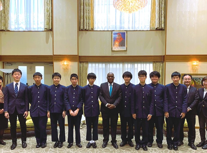 H.E. Ambassador Baraka H. Luvanda in a group photo with Adachi Gakuen Junior and Senior High School students and their teachers